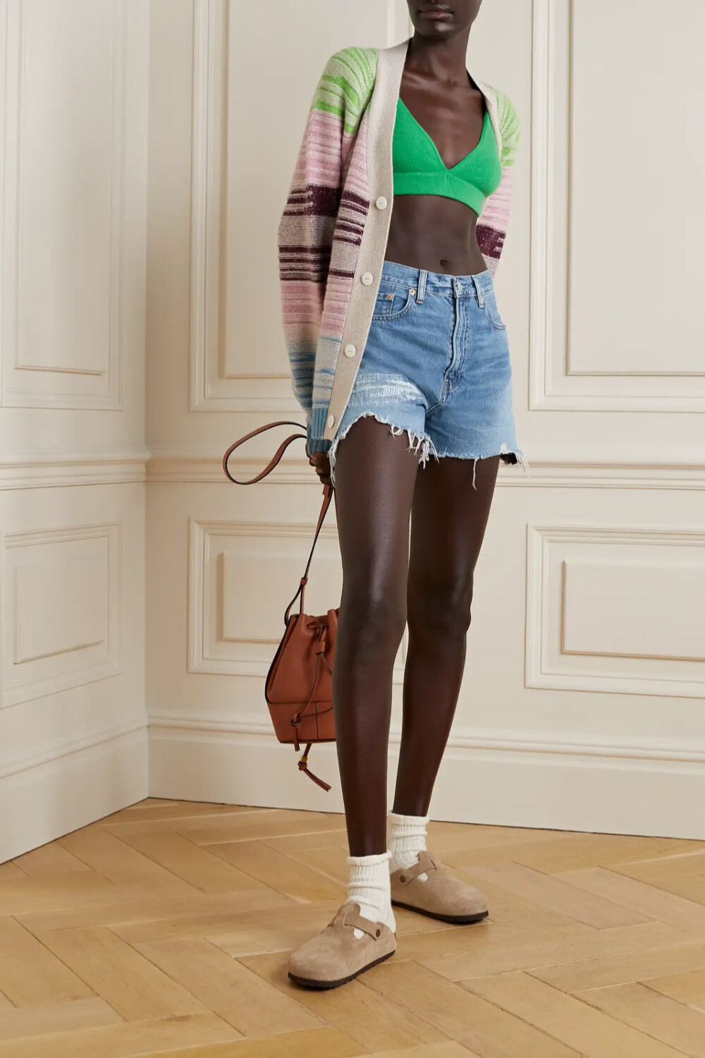 Denimist 这款 “Nic” 高腰短裤采用牛仔布裁成，在夏日拥有超高利用率。背面口袋带有品牌 Logo，撕裂和毛边细节带来久穿爱物般的仿旧质感。不妨用它搭配女衫、T 恤等不同风格的单品。