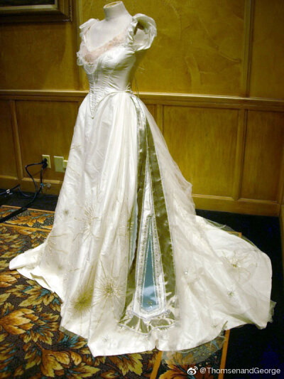 《歌剧meiying》中克里斯汀的Think of me礼服裙～这个造型的灵感来自茜茜公主非常著名的一幅画像，不过因为当时已经是1870年了，所以设计师把画像中本身的克里诺林裙设计成了早期的巴斯尔裙。