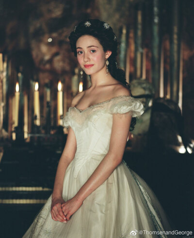 《歌剧meiying》中克里斯汀的Think of me礼服裙～这个造型的灵感来自茜茜公主非常著名的一幅画像，不过因为当时已经是1870年了，所以设计师把画像中本身的克里诺林裙设计成了早期的巴斯尔裙。