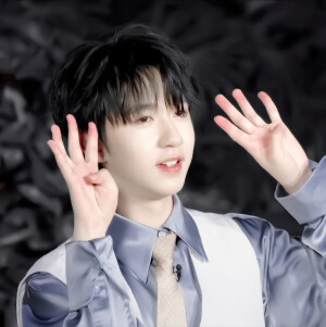 贺峻霖
抱图留评·禁二改 转载标明