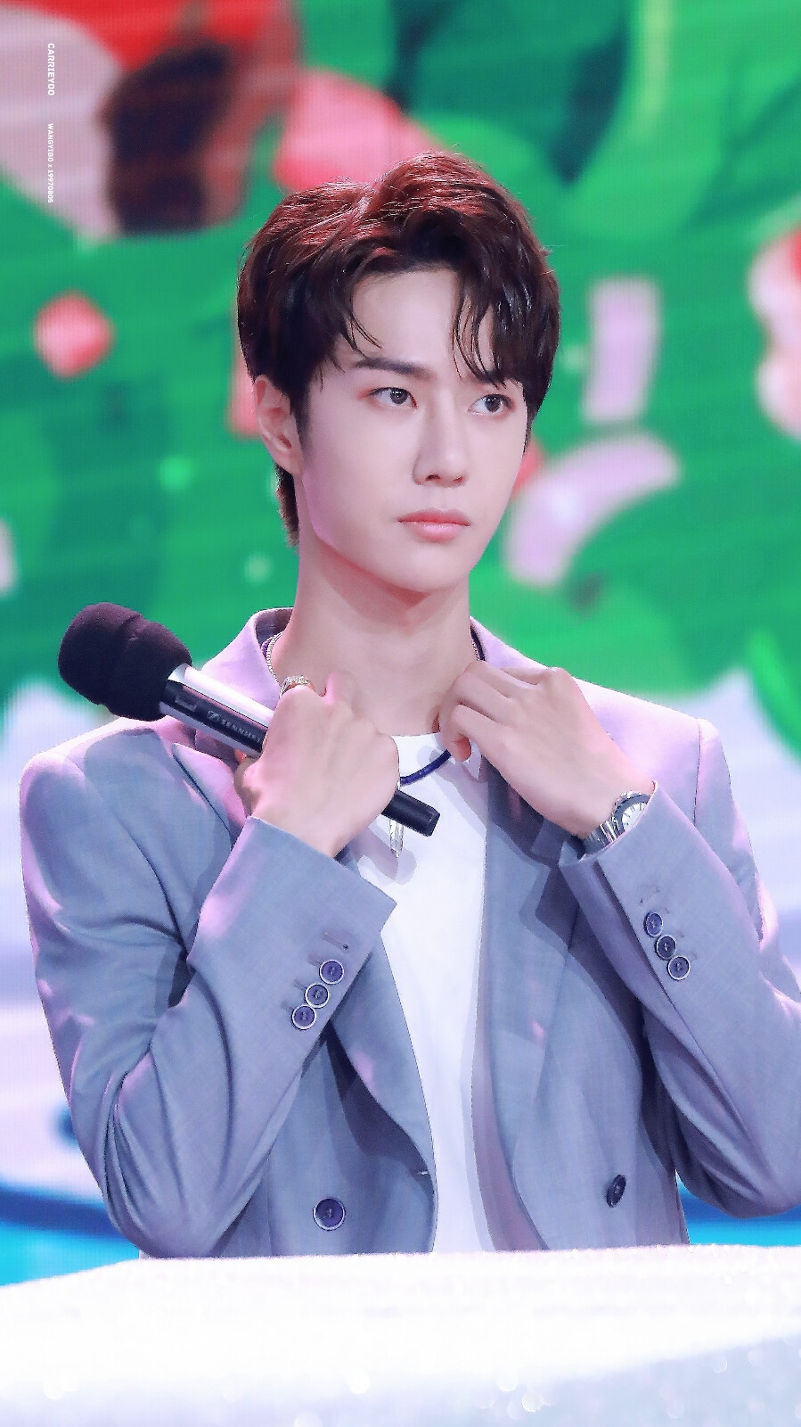 190618天天向上录制uniq王一博77奶盖一枚77crlogo