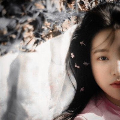  幸福就摆在你眼前 你却把那些阴影当成山川瀑布挡住视线 你说你无法幸福 亲爱的 你就是世界上最值得幸福的人