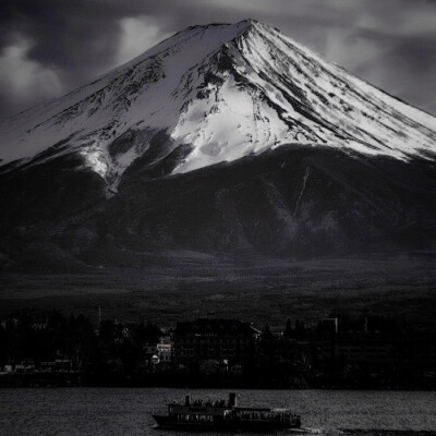 At the foot of Mount Fuji*（富士山下）
©jiwon_is_pretty 背景林燃