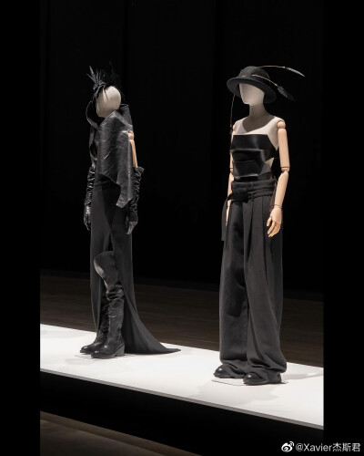 Ann Demeulemeester受Pitti Uomo邀请在本次男装周期间做展览，同时庆祝品牌成立40周年。这次共展出40套iconic的作品，其中有36套都出自她本人之手。