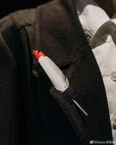 Ann Demeulemeester受Pitti Uomo邀请在本次男装周期间做展览，同时庆祝品牌成立40周年。这次共展出40套iconic的作品，其中有36套都出自她本人之手。