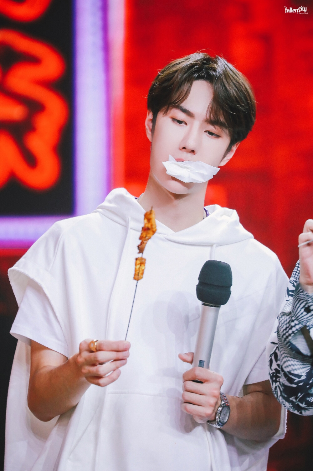 190811天天向上uniq王一博70漂亮宝70crlogo