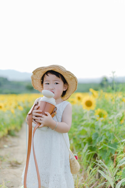 一眼好心情
摄影：洪小漩
出镜：菲比及家人
很小时候，我妈妈就曾种过一小片向日葵。
我太小，不知道那是自家的土地，放学后疯野到地里，站在巨大的花序下面，仰着头看着比我脸蛋子还大的一盘葵花籽，心想，什么…