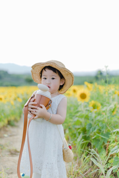 一眼好心情
摄影：洪小漩
出镜：菲比及家人
很小时候，我妈妈就曾种过一小片向日葵。
我太小，不知道那是自家的土地，放学后疯野到地里，站在巨大的花序下面，仰着头看着比我脸蛋子还大的一盘葵花籽，心想，什么…