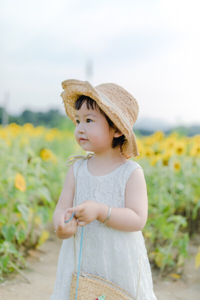 一眼好心情
摄影：洪小漩
出镜：菲比及家人
很小时候，我妈妈就曾种过一小片向日葵。
我太小，不知道那是自家的土地，放学后疯野到地里，站在巨大的花序下面，仰着头看着比我脸蛋子还大的一盘葵花籽，心想，什么…