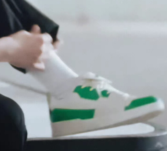 (●.●)穿白袜子のjiojio好可爱(●.●) cr:口袋丸啵