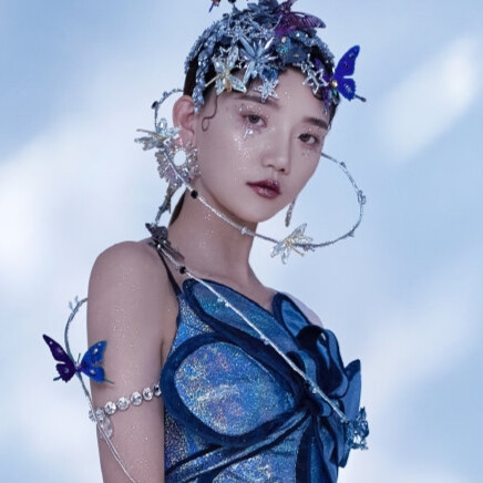 “春光乍泄又黑暗纵生，像爱又像告别”