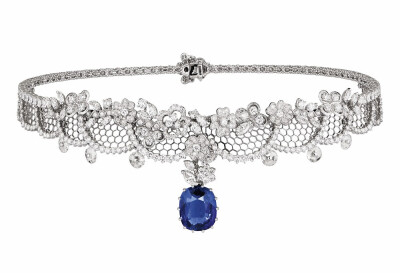 Dior 迪奥「Dior Dior Dior」系列灵感源自高定时装中的华丽蕾丝 Dentelle Tulle 白金项链 坠有一颗枕形切割蓝宝石，点缀榄尖形切割、玫瑰式切割、圆形切割钻石 项圈 