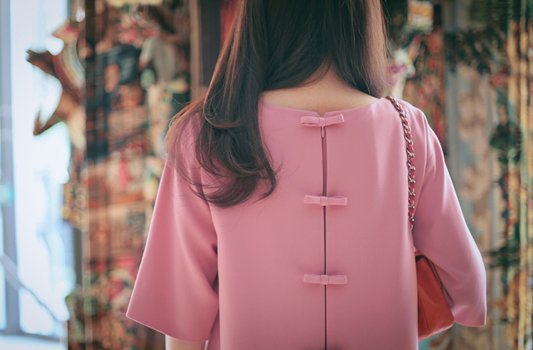 卓禹安就那么看着她，知道她这声对不起的后面是被压垮的脊梁骨，是被打得粉碎的自尊，是无尽的委屈。
“舒听澜，你道的哪门子歉？”
他怒吼，他失态了。
就是太心疼了，舒听澜啊，你怎么总往我心口上插刀呢，昨天插了一刀还不够，今天再来补一刀。
所有人都不知道卓禹安为什么发这么大的脾气，肉眼可见他全身紧绷，脸色已不是用冰寒来形容了。