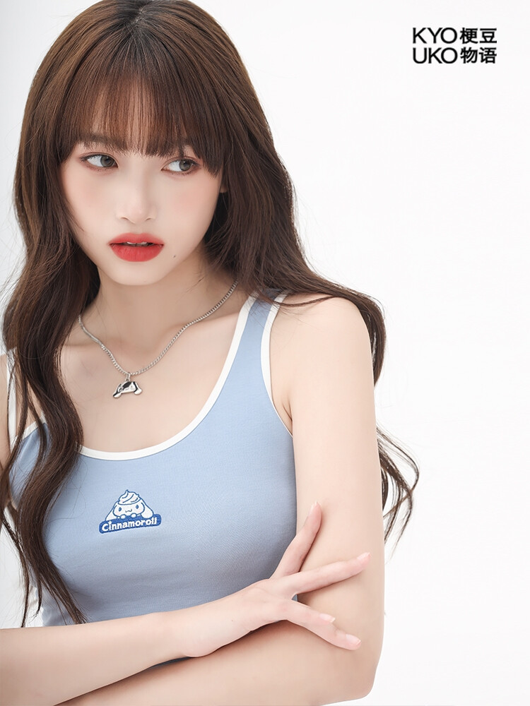 姐妹们，都冲了梗豆物语家这个玉桂狗联名的小背心嘛，甜美运动背心真的很戳我，而且右肩的这个真的好心机鸭，嘎嘎好看(｡･ω･｡)ﾉ♡ 