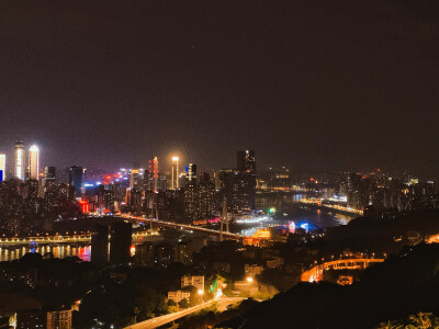 以前 他说要加油啊
现在 他说开心重要
（交到了新朋友，带我看夜景，下的馆子豆花饭好好吃）