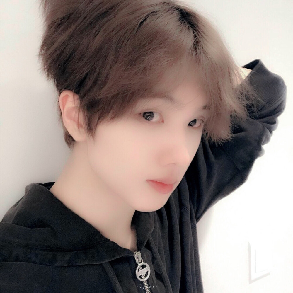 • 朴志晟
· Lynne