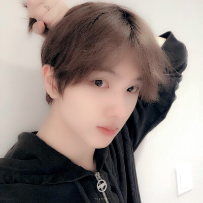 • 朴志晟
· Lynne