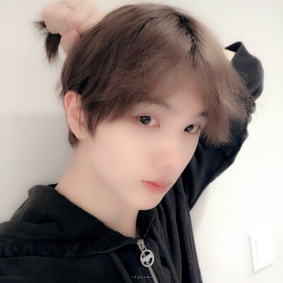 • 朴志晟
· Lynne