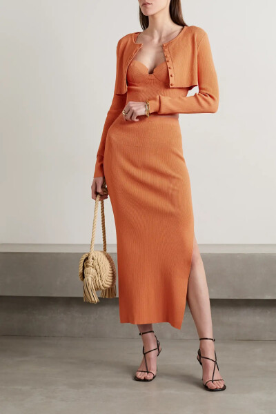 Altuzarra 这款 “Blazar” 修身短开衫以罗纹针织面料制成，设有微微下落的肩线和精致包布扣。不妨搭配该品牌的同色系坦克背心和半裙，以鲜艳的亮橙色调开启你的一天。