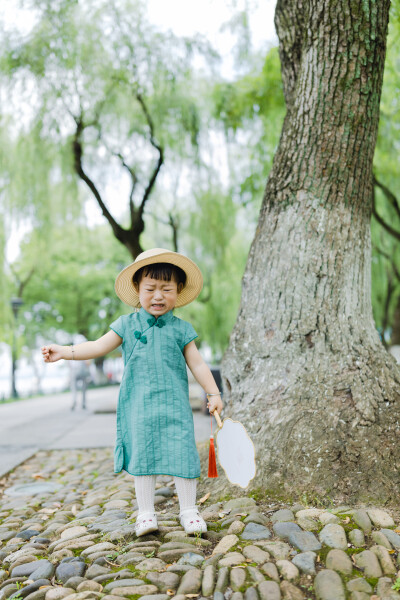 一组失败的旗袍照
摄影：洪小漩
出镜：菲比
天热，菲比闹腾，不配合，好气噢。
哼，下次要重新拍过。