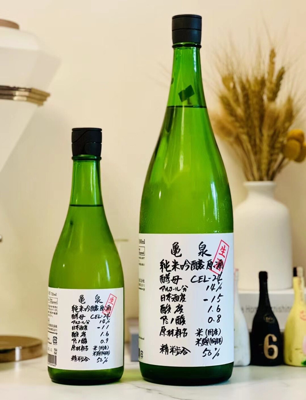 龟泉手写版
制造者：龟泉酒造株式会社
内容量：720ml
使用米：国产米
精米去合：50%
酒精度：14%
甘口的清酒（就是甜甜的）
采用在地酵母 - CEL24 及八反锦，挥发醇厚甜美
的味道，还有丰盈的花果香味，熟成的蜜瓜苹果香在杯底里源源不绝的涌出。未经杀菌的生酒，给口腔带来非常新鲜的口味，配合大量花果甜美水润口感，酒体非常厚身细腻，余韵悠长，是女士们数一直热捧的清酒。
适合配搭：白身鱼、海鲜、寿司