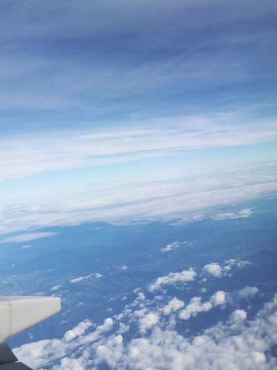 飞机飞的那么高，看不到你也看不到未来。