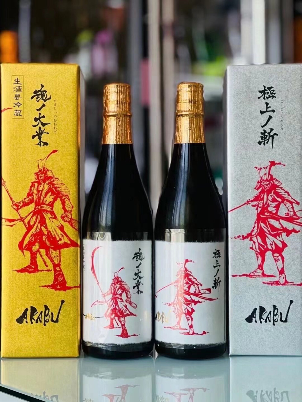 赤武极上斩（右）
使用米：結の香
精米步和：35%
酒精度：16%
日本酒度：非公开
酸度：非公开
推荐饮用方式：冰镇后饮用
古館龍の介挑戰酿造出的最高杰作
这款酒是赤武酒造里最优秀的清酒
采用岩手县产最高级的酒米「結の香」精米 35%，用超低温发酵，用袋吊和斗瓶困方式萃取清酒，极其珍贵。入口有着华丽鲜果香气和优雅甜味，平衡感非常好，还有着鲜明的余韵
＃日本清酒 #清酒找小新＃清酒＃微醺必备小甜酒 #武者修业 #好喝不醉的酒#sake#japanesesake#nihonshu #日本酒#japan #奈良県 #御所市 #油長酒造#風の森 #かぜのもり #風の森橘#ALPHA7 #一期一会 #SWEET #DRY#純米 #奈良#無濾過無加水生酒#酒米 #山田錦 #精米歩合 #非公開#アルコール度数 #16度#EXILE #橘ケンチ さん #HARIO#飲酒タグラム #sakestagram #日本酒好き