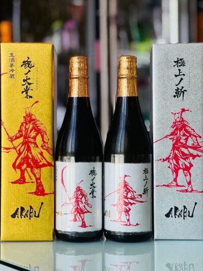 赤武极上斩（右）
使用米：結の香
精米步和：35%
酒精度：16%
日本酒度：非公开
酸度：非公开
推荐饮用方式：冰镇后饮用
古館龍の介挑戰酿造出的最高杰作
这款酒是赤武酒造里最优秀的清酒
采用岩手县产最高级的酒米…