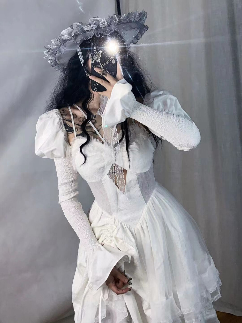 昼与夜任何一个姐妹没入手我都会伤心的，两个颜色都好绝，这个不规则裙摆就很特别，腰部的小设计又有点小心机，裙裙是yourhighness家的