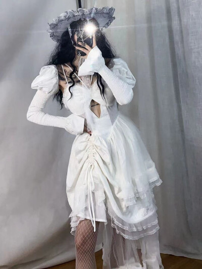 昼与夜任何一个姐妹没入手我都会伤心的，两个颜色都好绝，这个不规则裙摆就很特别，腰部的小设计又有点小心机，裙裙是yourhighness家的