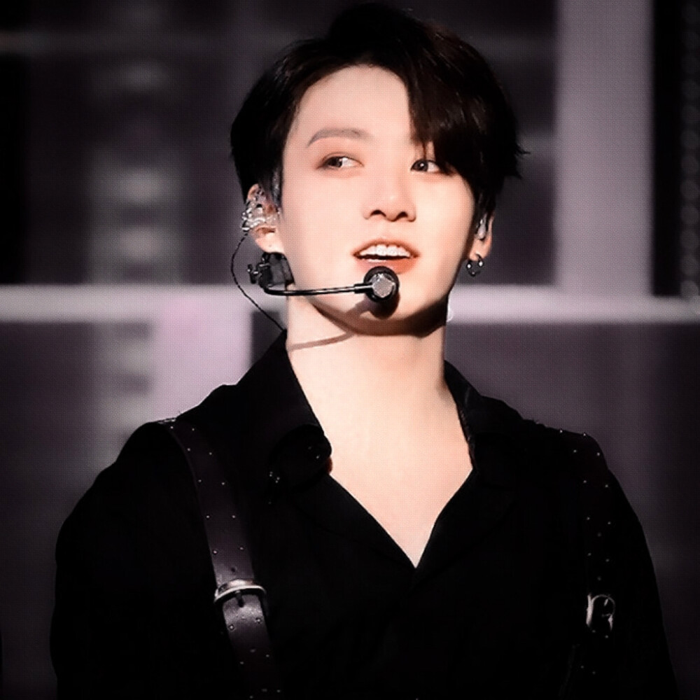  空荡荡的灵魂 由你填充柔情 一眼红了耳根 不觉乱了方寸