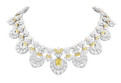  Van Cleef & Arpels 梵克雅宝「Quatre contes de Grimm」系列灵感源自格林兄弟童话故事「金鸟」Plumage d'or 白金项链和胸针 项链中央镶嵌一颗3.31ct的祖母绿切割黄钻，达到 Fancy Intense Yellow 黄色级别，点缀小…