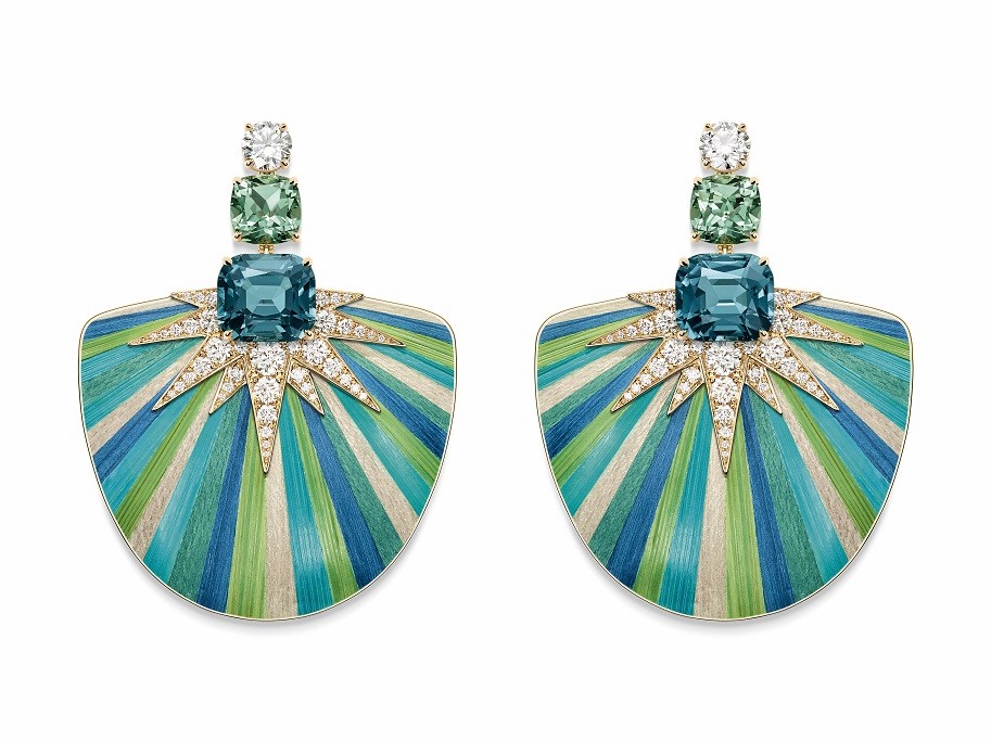 Piaget 伯爵「Sunlight Escape」系列以不同视角的作品系列来诠释自然之「光」Green Aurora 玫瑰金耳坠 镶嵌2颗3.81ct和3.61ct的枕形切割蓝绿色碧玺，2颗总重2.90ct的绿色碧玺，点缀总重2.51ct的钻石，金片部分运用草木细工镶嵌工艺