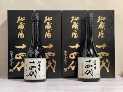 十四代 秘藏酒 純米大古酒
日本酒類別：清酒
產地：山形縣
酒造：高木酒造
特定名稱：純米大吟釀
原料米：山田錦
精米步合：40%
酒精度：15%
容量：1800ML
採用低温熟成的方式，让酒在时间催化下变得香醇，一般是以5…