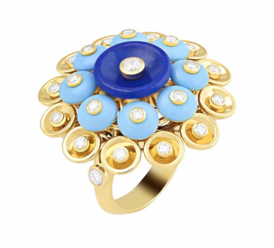 Van Cleef & Arpels 梵克雅宝「Bouton d'Or」系列充满夏日气息 金质项链、挂坠项链、手链、戒指、耳坠 镶嵌青金石珠片、绿松石珠片和圆形切割钻石 「Paillette」金箔珠片