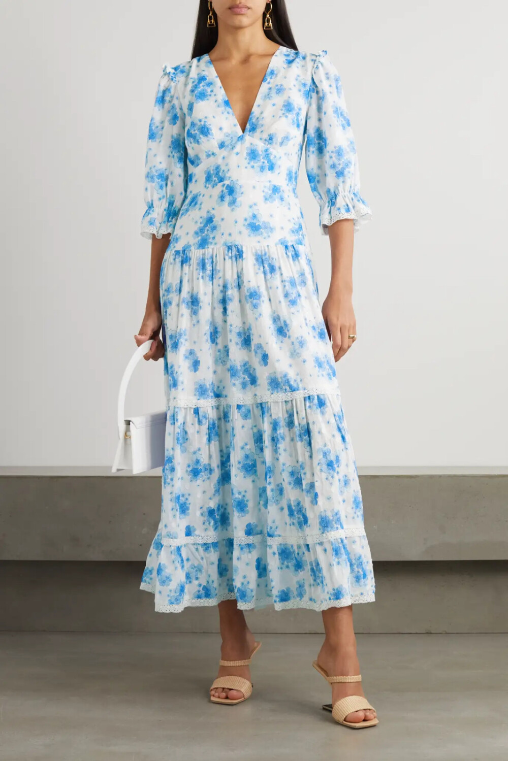 RIXO 服装上的印花均在品牌的伦敦工坊以手工绘制，这款 “Adelaide” 中长连衣裙上雅致的花卉图案也不例外。本单品以圆点提花纯棉面料裁就，泡泡袖丰盈灵动，点缀有蕾丝边饰的层接式裙摆清新甜美。穿着时不妨搭配中性色凉鞋和首饰。