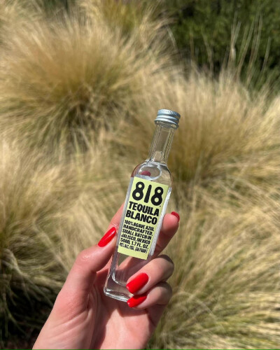 818