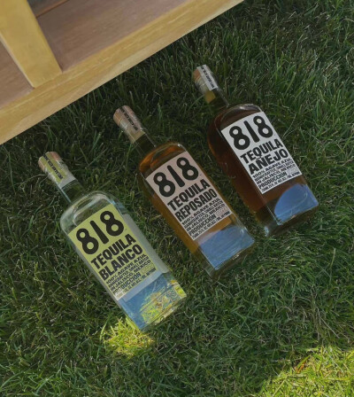 818