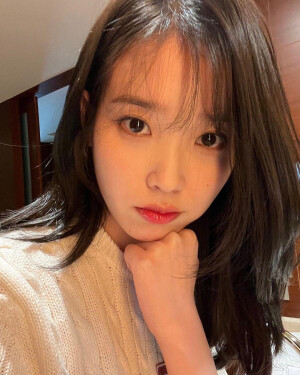 IU(李知恩)