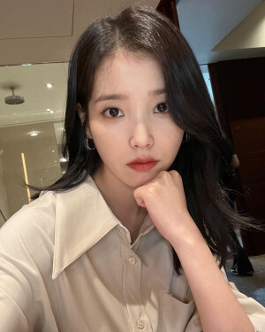 IU(李知恩)