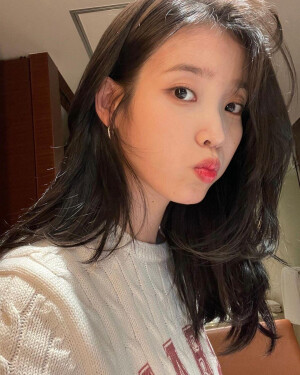 IU(李知恩)