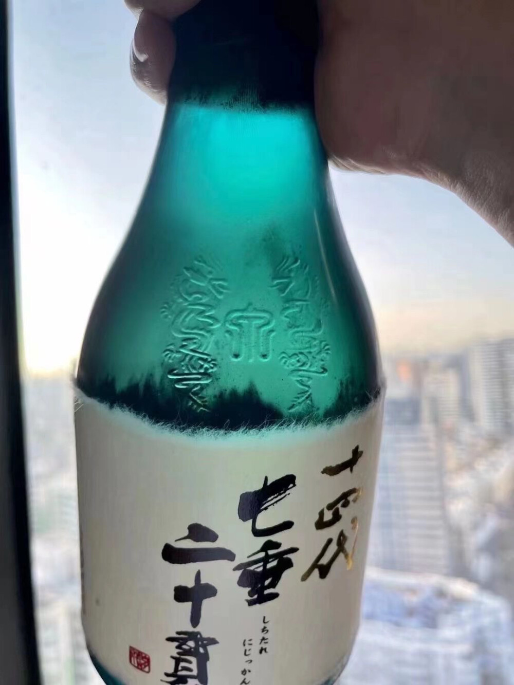 十四代 七垂二十貫
十四代酒款中，祇有5款以七垂二十貫方法釀製依排名分別為龍泉、白雲去来、龍月、双虹和七垂二十貫
大受歡迎的愛山米釀造，果味香濃流露出哈密瓜、白桃类熟果物的微甘口感，酸香飽滿柔和變化度極高
生生產地區：日本山形縣
酒造名稱：高木酒造
產品級別：純米大吟釀
原料米：特A地區「愛山」特級米
保存方法：需置於攝氏 3-10度冷藏
飲用：冷飲
味道：果味香濃，微甘口
配搭：生蠔，貝類，海鮮，刺身，丼，壽司
小知识：20贯大概是75kg，七垂指的是每个布袋收集7滴酒液（也可以理解产出非常少），稀罕在这
#日本清酒 #sake小新＃清酒＃微醺必备小甜酒 #武者修业 #好喝不醉的酒#sake#japanesesake#nihonshu #日本酒#japan #奈良県 #御所市 #油長酒造#風の森 #かぜのもり #風の森橘#ALPHA7 #一期一会 #SWEET #DRY#純米 #奈良#無濾過無加水生酒#酒米 #山田錦 #精米歩合 #非公開#アルコール度数 #16度#EXILE #橘ケンチ さん #HARIO#飲酒 #sakestagram #日本酒好き #新政