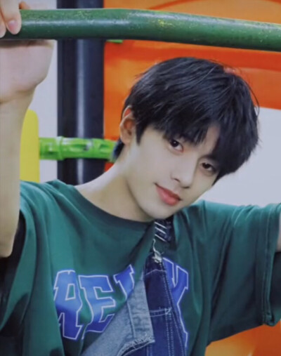 少年何必远遥，春风与之相邀
男