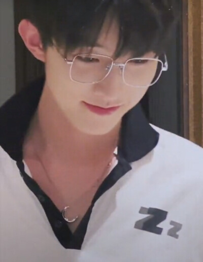 少年何必远遥，春风与之相邀
男