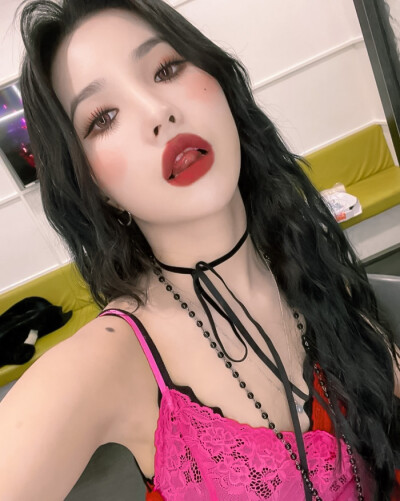 （G）I-DLE
赵美延
金米妮
徐穗珍
田小娟
宋雨琦
叶舒华