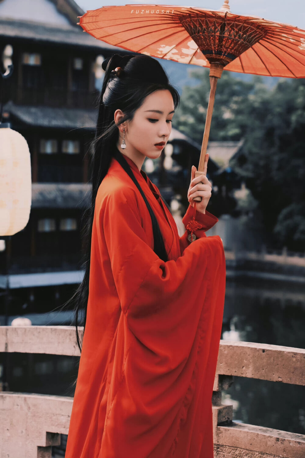 陈都灵｜笑红尘 ​​​
cr@伏啄时