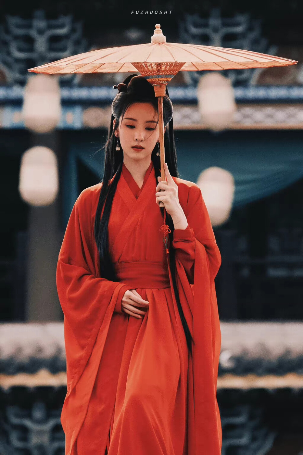 陈都灵｜笑红尘 ​​​
cr@伏啄时