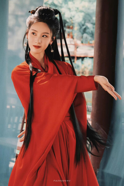 陈都灵｜笑红尘 ​​​
cr@伏啄时