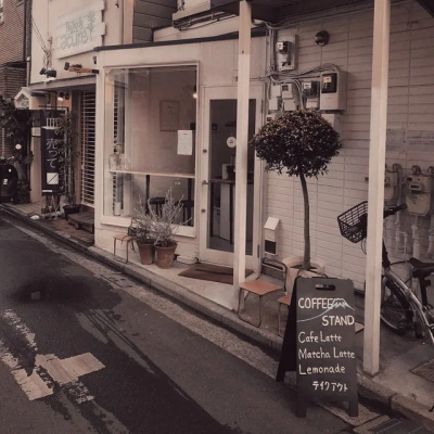  * 多想和你漫步于巴黎街头 落座于街角的某家咖啡馆 从下午坐到晚上 赏那巴黎街边的彩灯与梧桐、