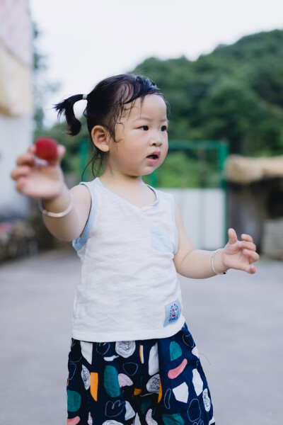 杨梅季节回家首日
摄影：洪小漩
出镜：家人
六月中旬，将菲比和婆婆送回上虞。
距离上一次回家，过去两个多月。上次回家尚且是青梅时节，此番回去已然杨梅正当时。
回家时，奶奶正在门口台阶斜坡处搓着麦秆。我…